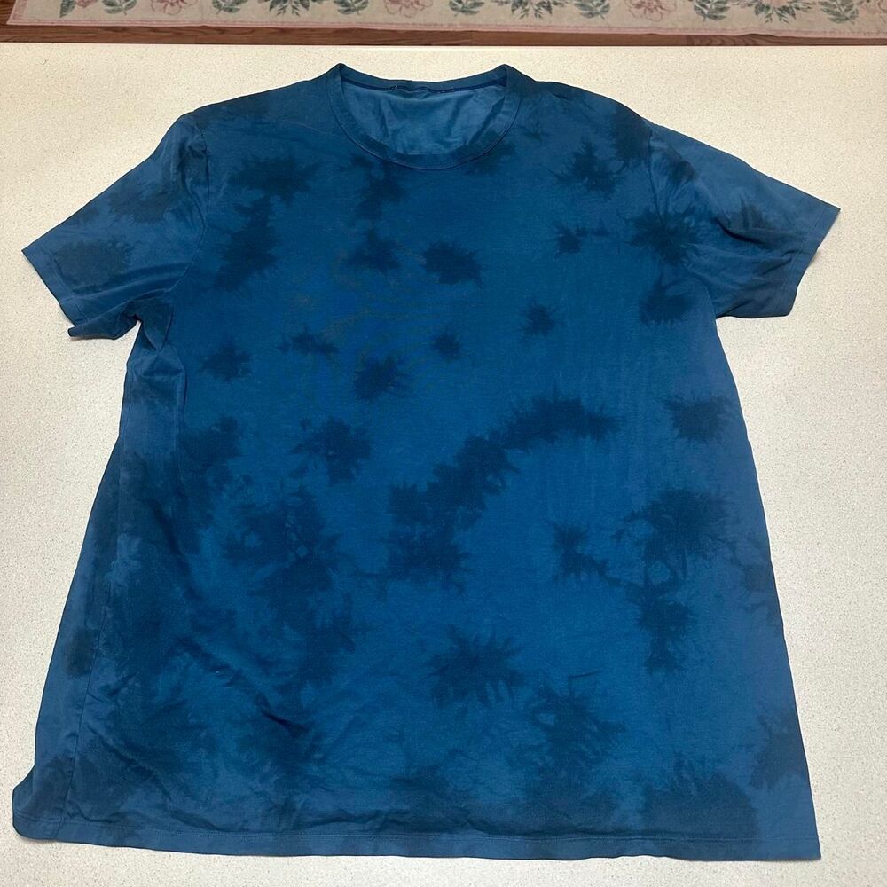 Lululemon Men's Blue T-shirt